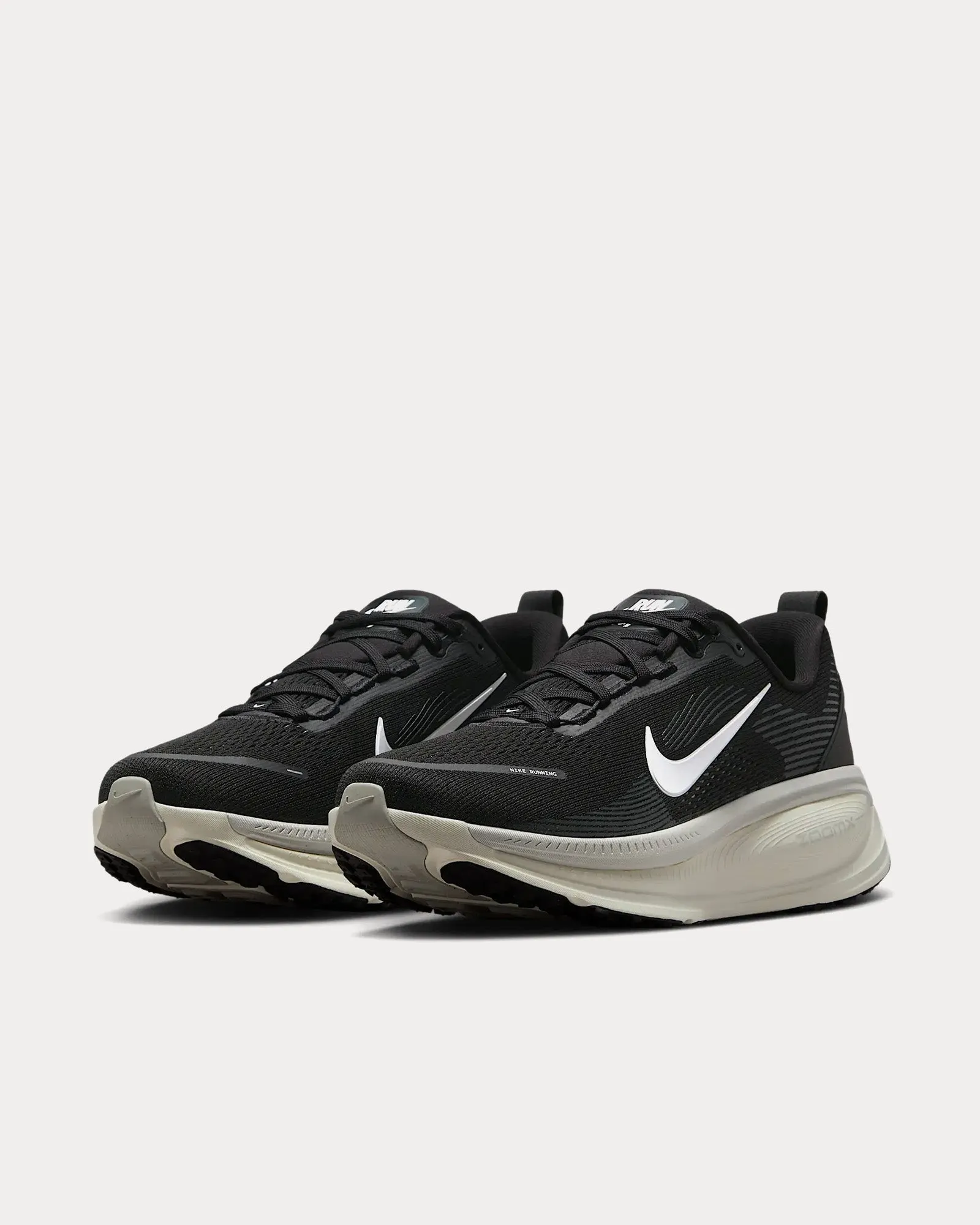 Vomero 18 Black / Coconut Milk / Light Iron Ore / Summit White Running Shoes