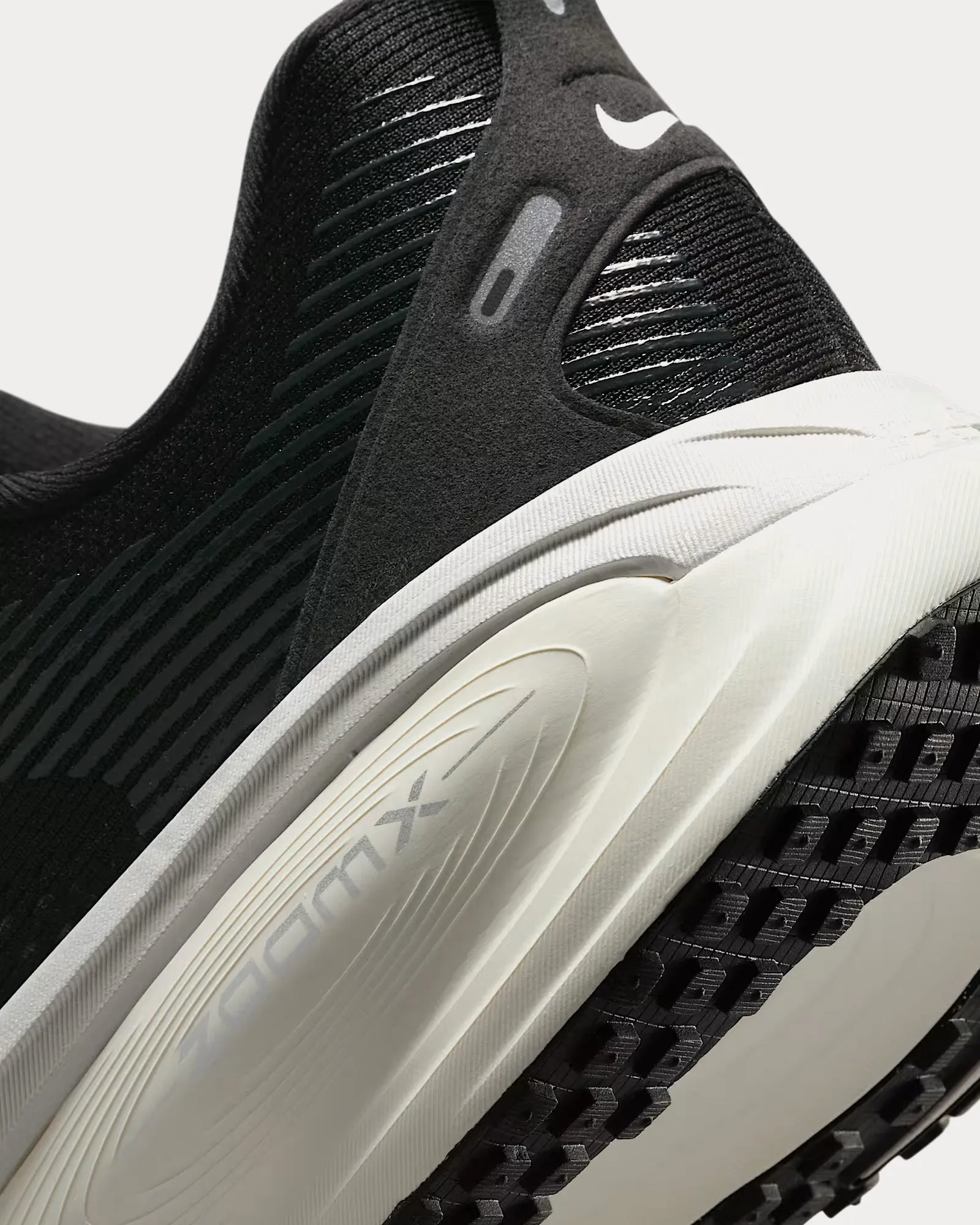Vomero 18 Black / Coconut Milk / Light Iron Ore / Summit White Running Shoes